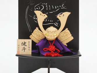 ひのき木彫り兜 健斗 2点セット（兜、透かし彫り衝立）の画像