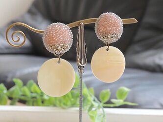 シェルモチーフが揺れる、オートクチュール刺繍の2WAYイヤリング、madokaさんの画像