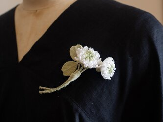 草木染め　白詰草のコサージュの画像