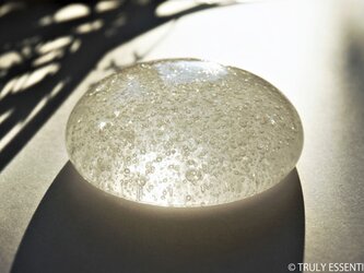 無色透明ガラスのインテリアオブジェ -「いる・ある・きえる」● 直径約7cmの画像