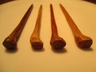 ４種類の木の菓子楊枝の画像