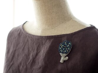 ボタニカルビーズ刺繍ブローチ（クロッカス）の画像