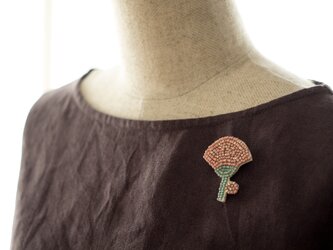 ボタニカルビーズ刺繍ブローチ（カーネーション）の画像