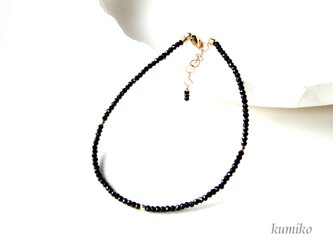 ブラックスピネル ボタンカットのブレスレットです（直径約２ｍｍ）の画像