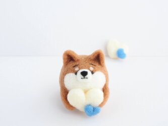 【受注製作】ホワイトハートチョコを持つまゆ柴犬　羊毛フェルトの画像