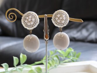 繊細なパールとイタリア製アクリルビーズのハーモニー、オートクチュール刺繍の2WAYイヤリング、harumiさんの画像