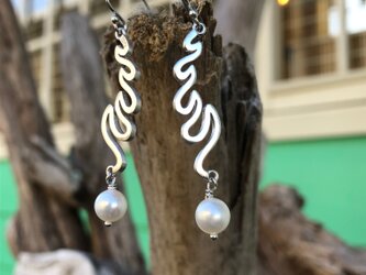 Round Wave Pierce "メローな波とパールが、耳元で揺れるピアス”の画像