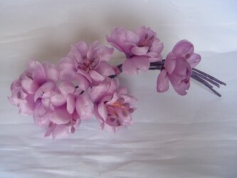 淡いピンクパープルの桜コサージュの画像