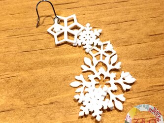 【1000円OFF】雪降る雪の結晶ピアス 白いアクセサリー 片耳用 大きめ 大ぶり シンプルの画像