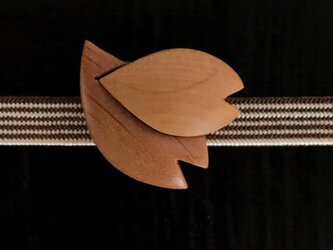 木の帯留め　組み木絵レリーフ「花びら」（三分紐用）の画像