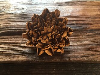 革花のブローチピン 2Lサイズ  キャメルの画像