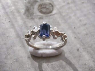 アイオライトと星のような花の指輪の画像