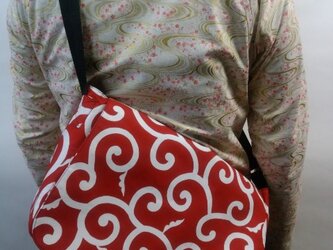 和柄メッセンジャーバッグ（大唐草模様）朱赤の画像