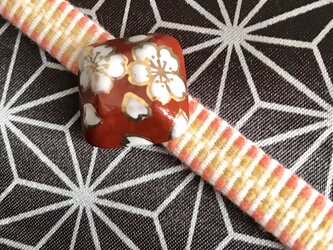 桜 赤い 小さな帯留め　スクエアの画像