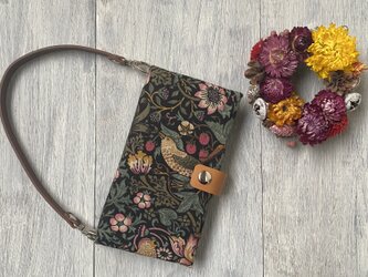 バッグのように使えるスマホケース (ストロベリーシーフ ウィリアムモリス）の画像