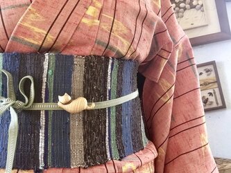木の帯留め 組み木絵レリーフの「寝る猫:栓」（三分紐用）の画像