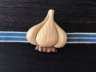 木の帯留め 組み木絵レリーフの「にんにく」（三分紐用）の画像