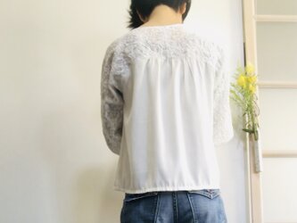 後ろ姿も可愛い　花柄刺繍のドルマンプルオーバー  白の画像