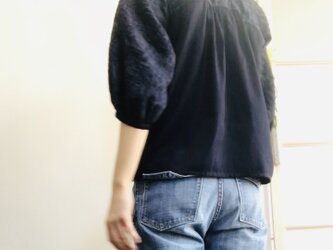 【受注生産】後ろ姿も可愛い　花柄刺繍のドルマンプルオーバー  ネイビーの画像