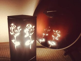 木彫り　LED ベッドサイドランプ　薔薇　ローズの画像