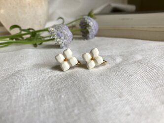 白いお花のイヤリング  “crystal flower”の画像
