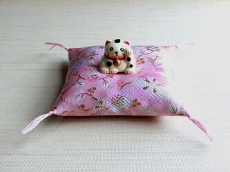 お人形置物用お座布団　西陣織金襴桜色花柄　10cm角の画像