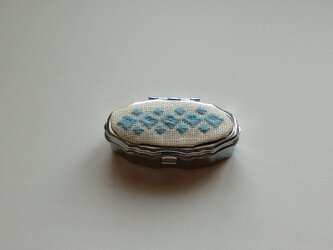 【再販】こぎん刺しのピルケース オーバルS（あじさい色２）の画像