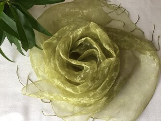 【桃の葉染め】シルクオーガンジーストール（花模様）鶸色（ひわいろ）の画像