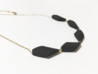菱形マットブラックラバービーズのネックレスの画像