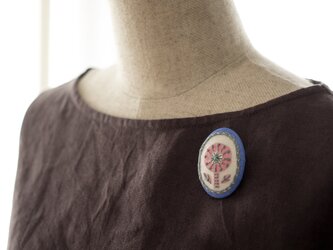 春風ガールのボタニカル刺繍ブローチの画像