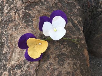 ビオラのコサージュ(紫×白、紫×黄色)の画像