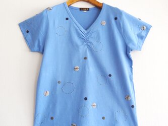 【送料無料】羊毛フェルト刺しゅうの半袖カットソー（水色・ドット柄）の画像