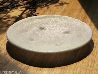 純白ガラスの大皿 -「 KAZEの肌 」● 24cm・絹目調の画像