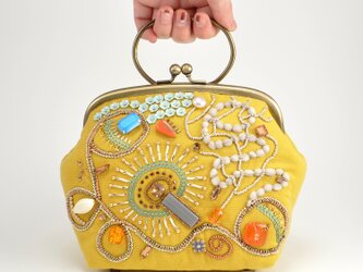 ビーズと変わり糸で刺繍を施したがま口バッグ 8の画像