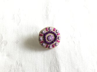 宝石のブローチ(リネン丸型)の画像