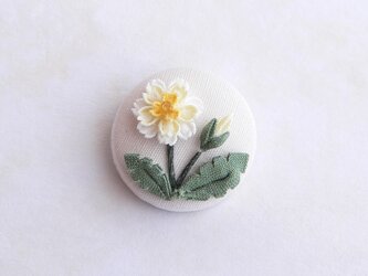 白花たんぽぽのくるみブローチ ＊つまみ細工＊の画像
