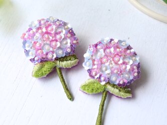＜再販＞ほんのりブルーとピンクの紫陽花、オートクチュール刺繍のブローチ、shibasakiさんの画像
