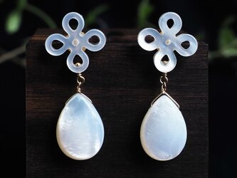 白蝶貝のお花の透かし細工のゆらゆらピアス　～Sarahの画像