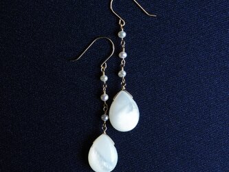 K10白蝶貝を真珠で紡いだロングピアス　～Perrineの画像