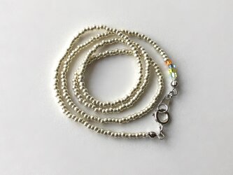 シードビーズのネックレス〔シルバーカラー〕／ガラスビーズの画像