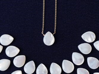 白蝶貝の10ｍｍペアシェイプカットネックレス　～Cameliaの画像