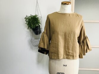 【受注生産】シワになりにくいリネン100% ボリューム袖のデザインブラウス  ベージュの画像