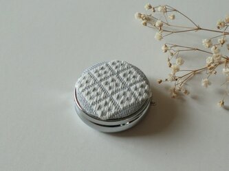 こぎん刺しのピルケース（アクセサリーケース）ミラー付き・サークルM・グレーの画像