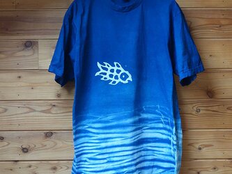 波絞りと魚の藍染Tシャツの画像