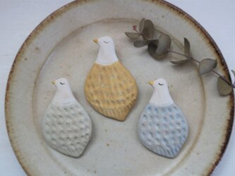 陶器で作った鳥のブローチ　B（ 黄色・空色・ミントグリーン )の画像