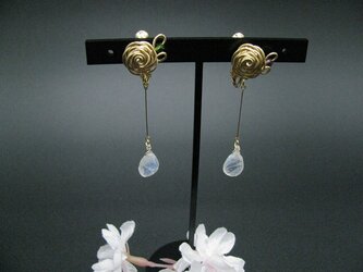 宝石質ロイヤルムーンストーンの薔薇モチーフイヤリングの画像
