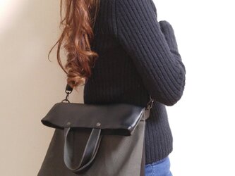 ブラックレザー(pvc)×オールドカーキ帆布2way 通勤通学A4対応の画像