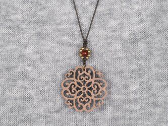 カーミンブロッサムのネックレス　クルミの木のウッドアクセサリーの画像