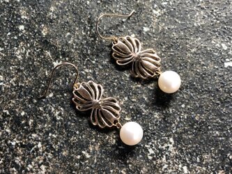Twin shell flower gold pierce "小さな貝とパールのピアス”の画像