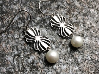 Twin shell flower silver pierce "小さな貝とパールのピアス”の画像